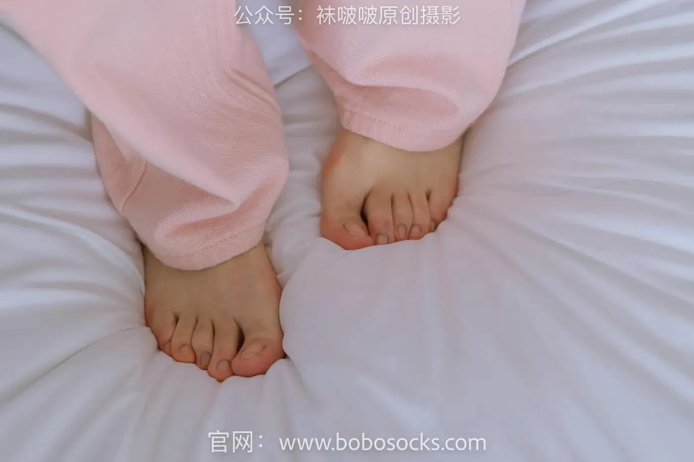 [BoBoSocks袜啵啵]NO.141 周周-运动鞋、白棉袜、裸足 [140P]插图3